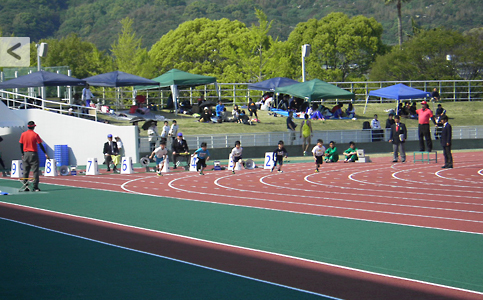 紀三井寺公園陸上競技場の改修工事が完成しました 日本体育施設株式会社 紀三井寺公園陸上競技場の改修工事が完成しました 日本体育施設株式会社