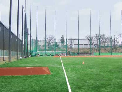 高さのある防球ネットが設置された野球場外野エリアのイメージ