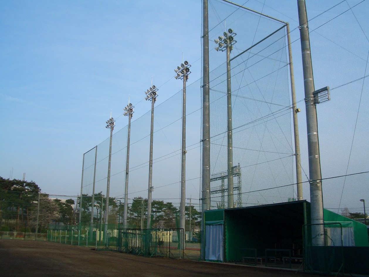 照明柱と兼用された野球場バックネットの設置イメージ