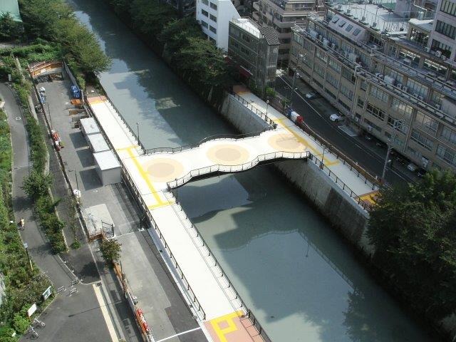レオタン舗装を採用した河川敷歩道の施工例