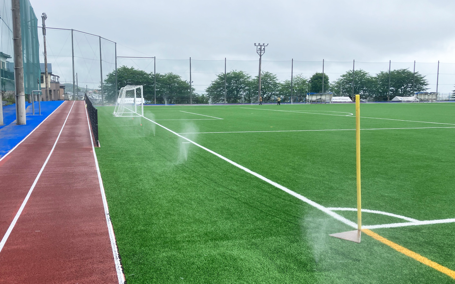 陸上走路とサッカーピッチにミストがかかる