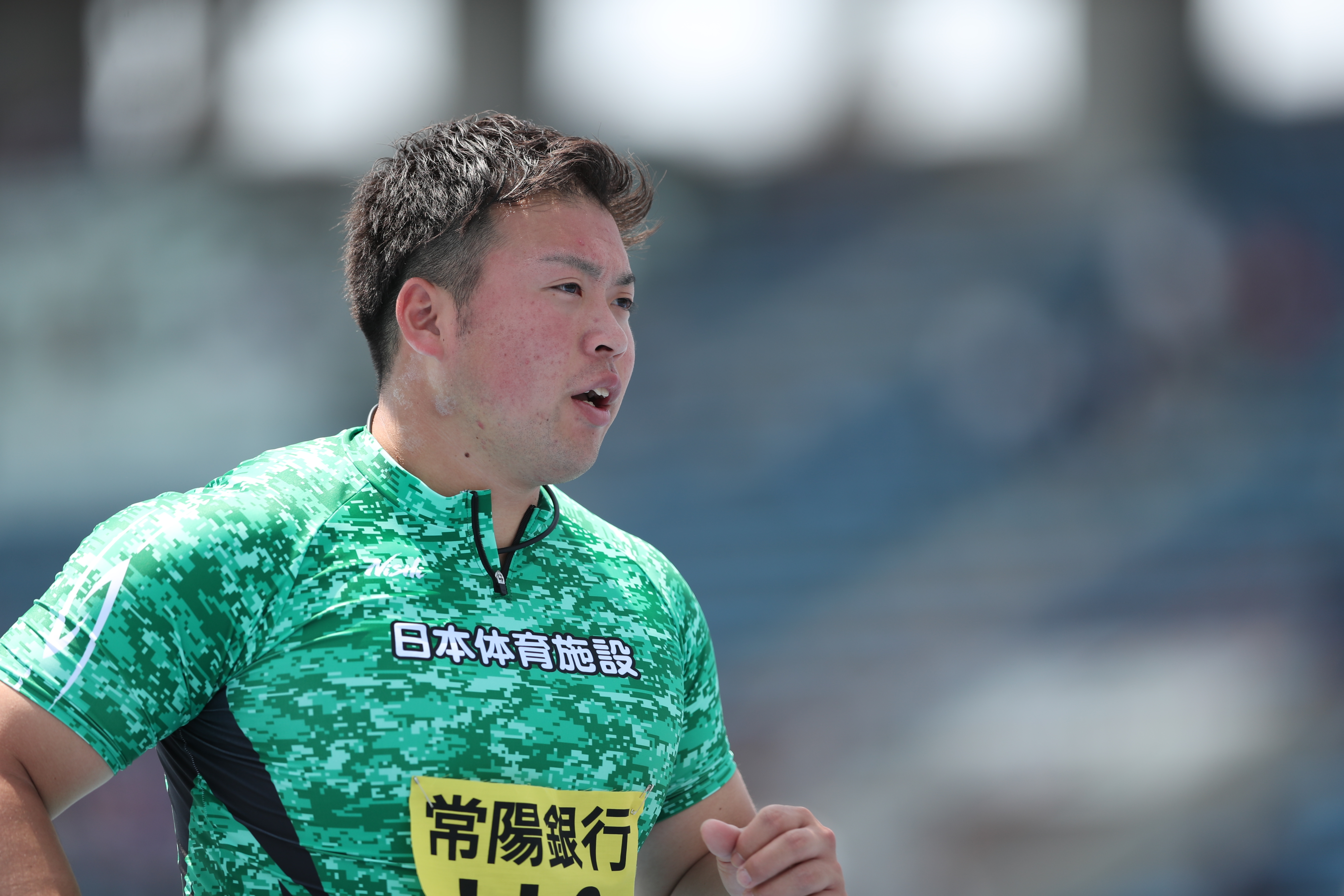 砲丸投げ競技中の村上輝選手