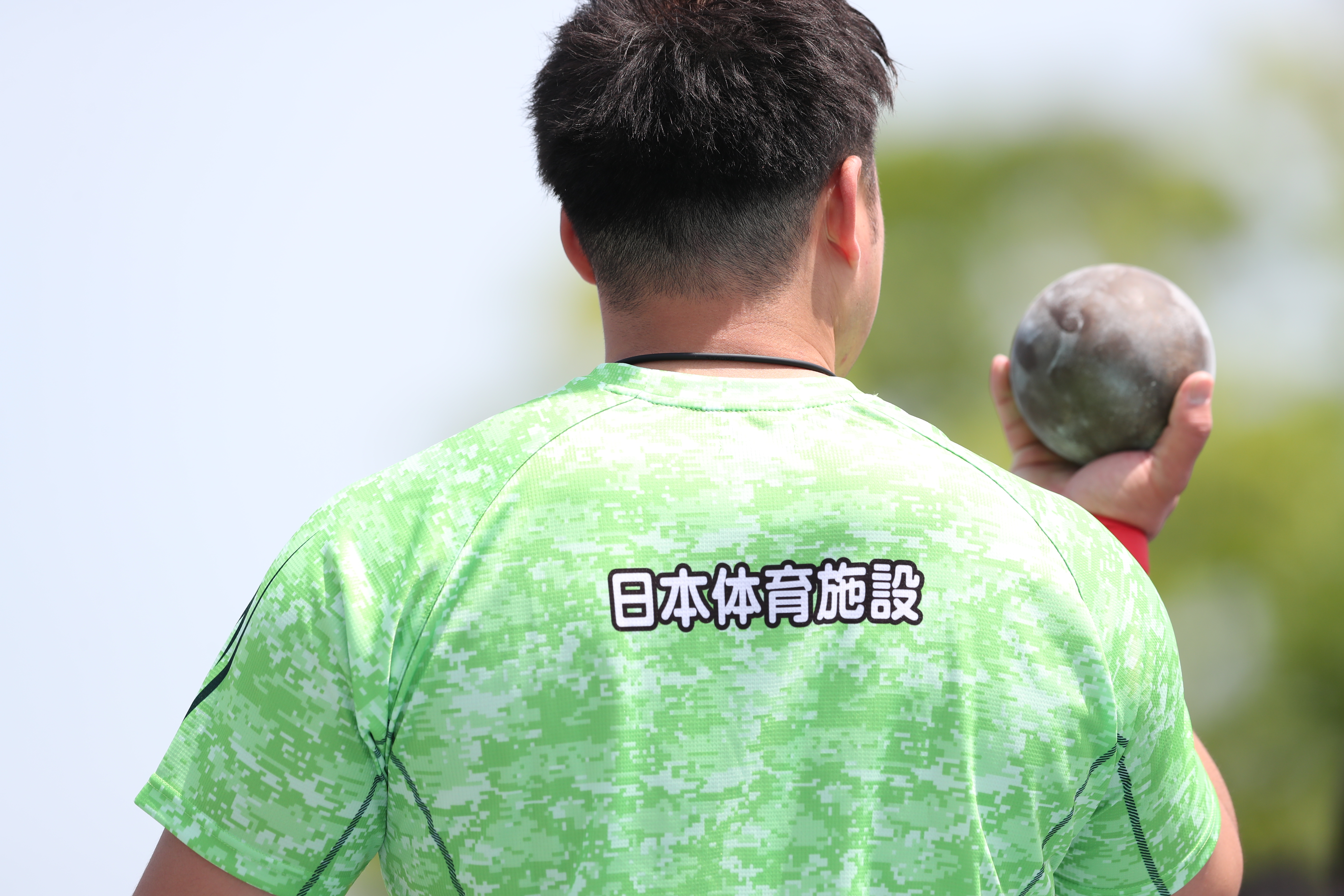 砲丸を構える選手の背面の様子