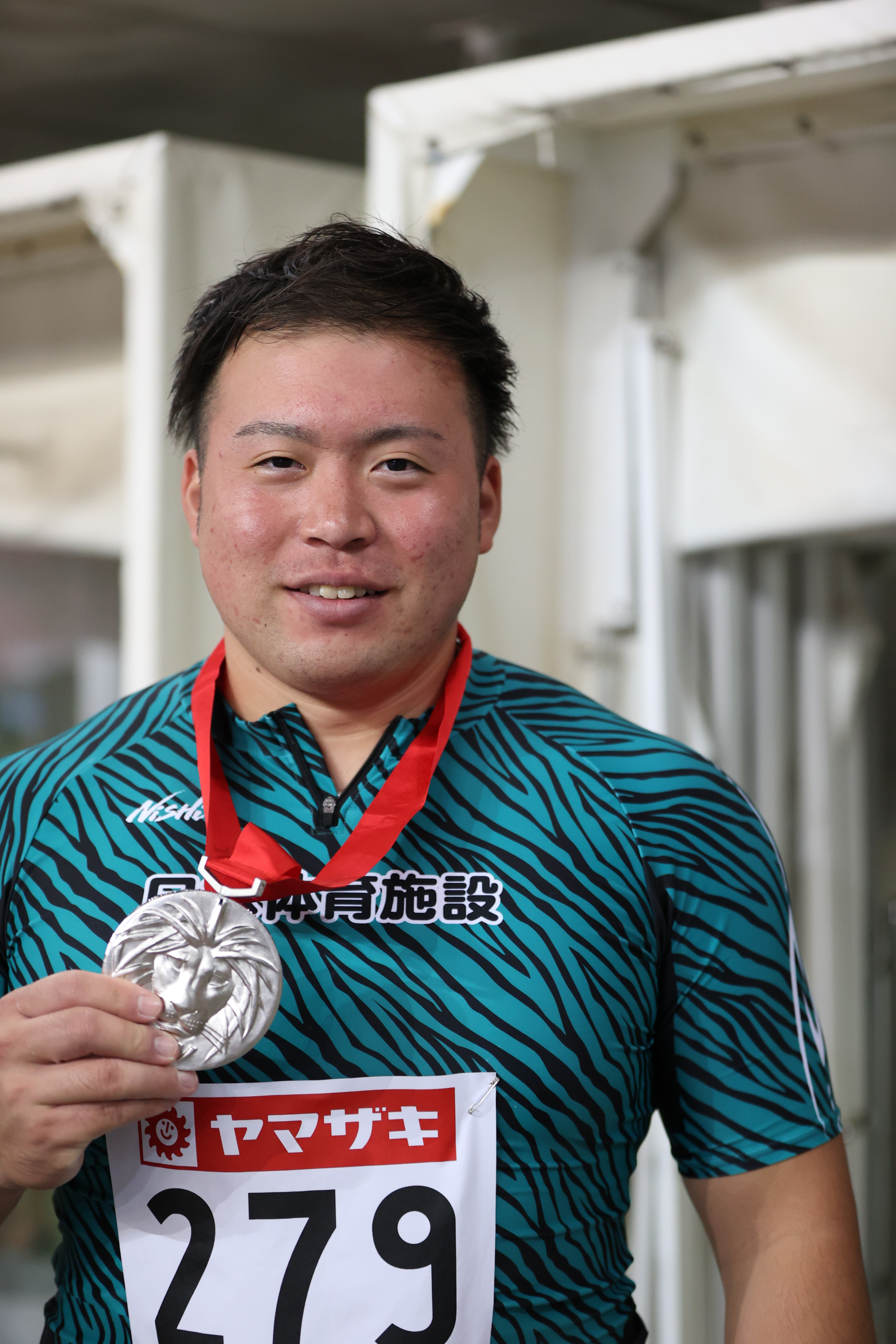 メダルを持った村上輝選手