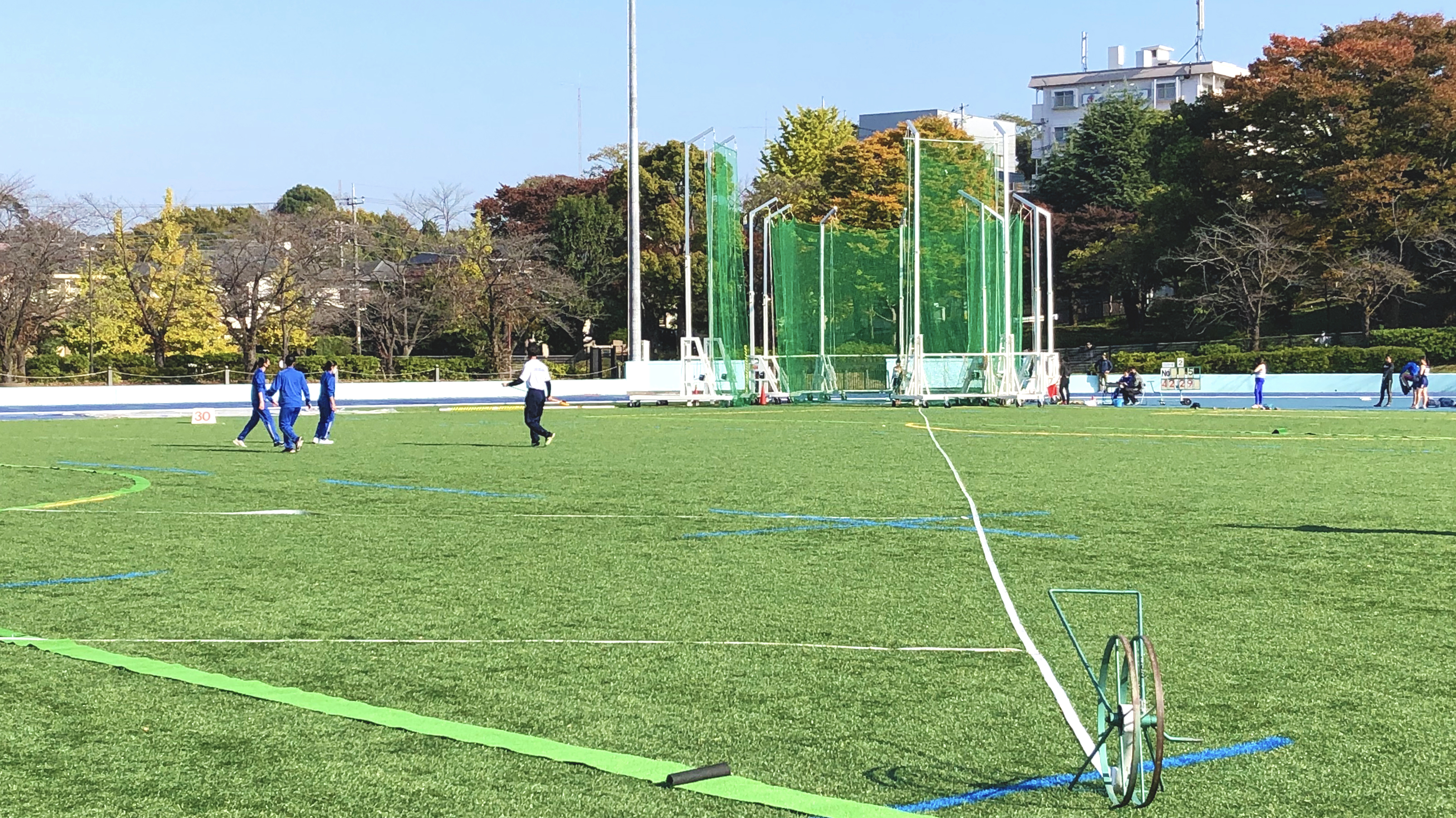 投てき競技の準備が行われている陸上競技場の様子