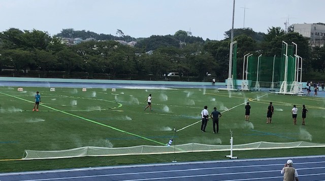 投てき競技実施前に散水が行われている陸上競技場の様子
