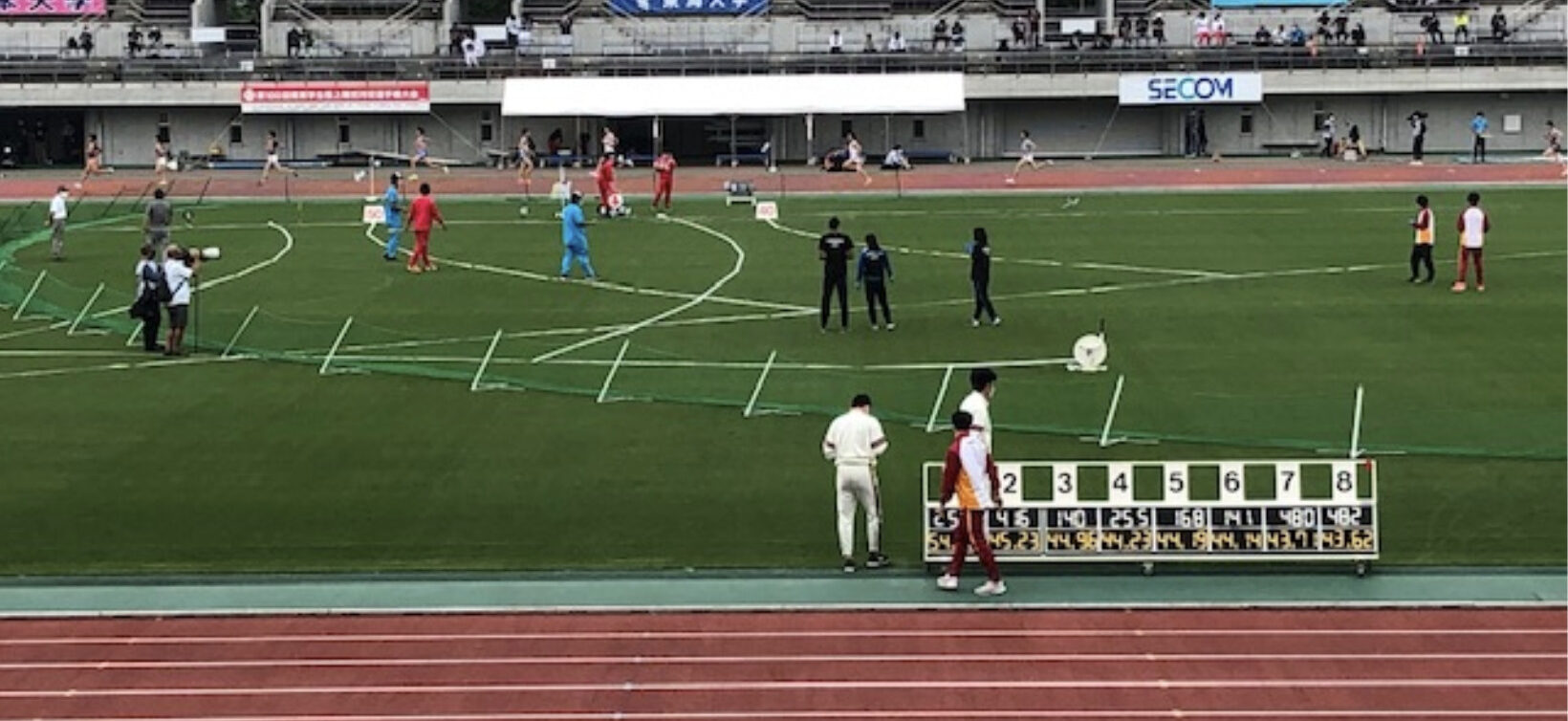 円盤投げ用防護ネットが設置された競技場の様子
