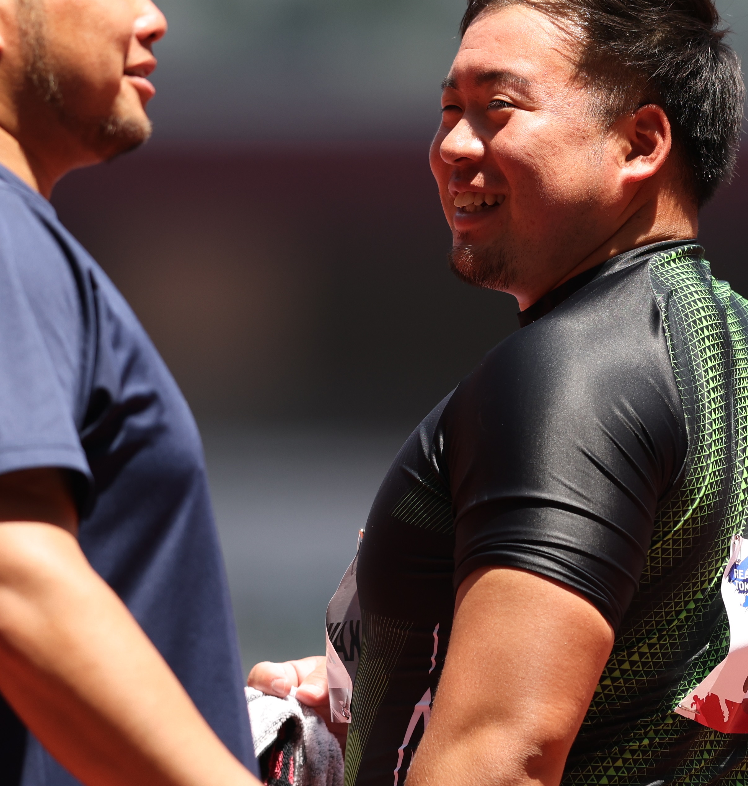 練習中に会話を交わす砲丸投選手の様子