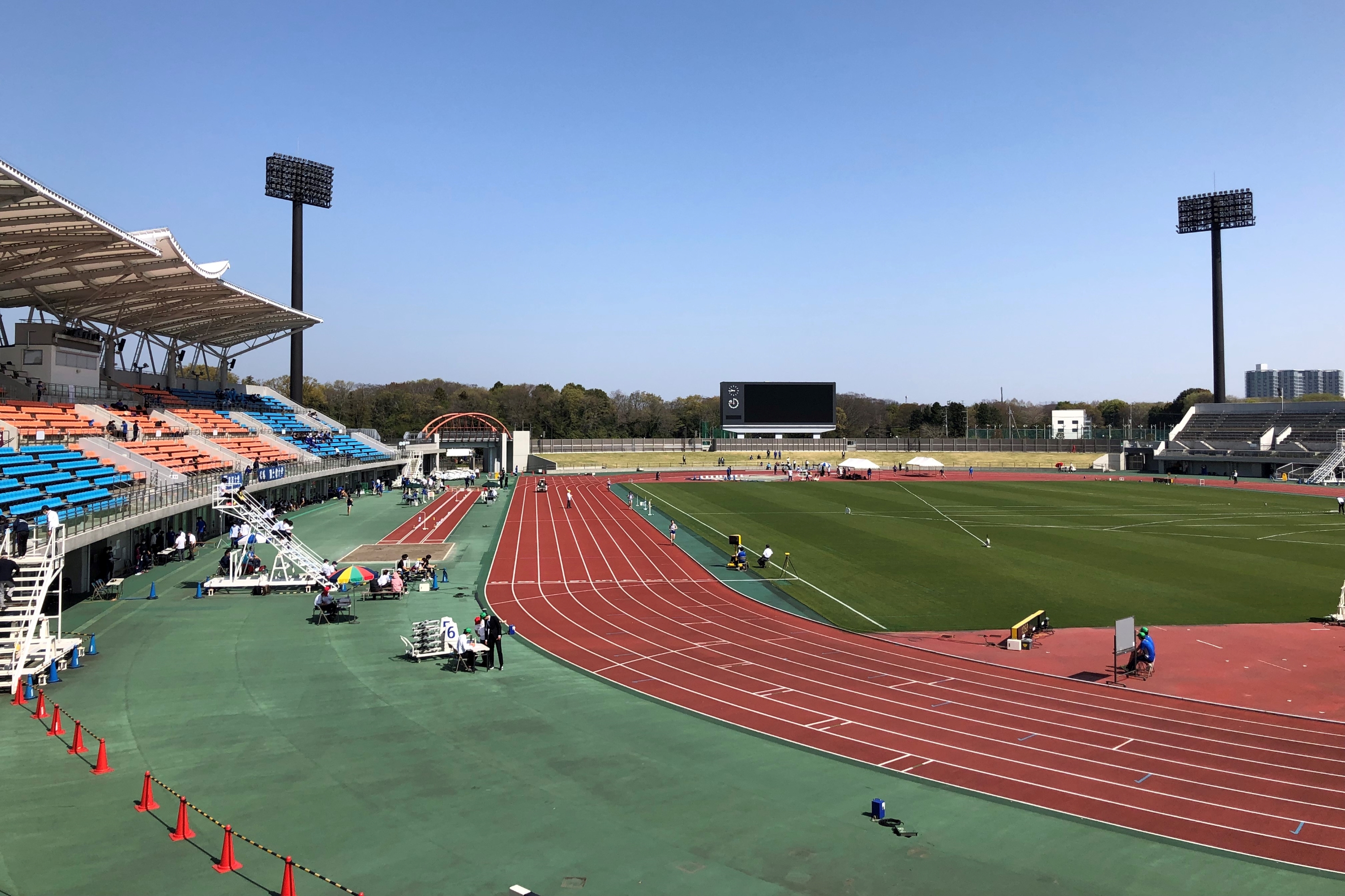 相模原ギオンスタジアムで開催された四大学対校陸上競技大会の競技場全景