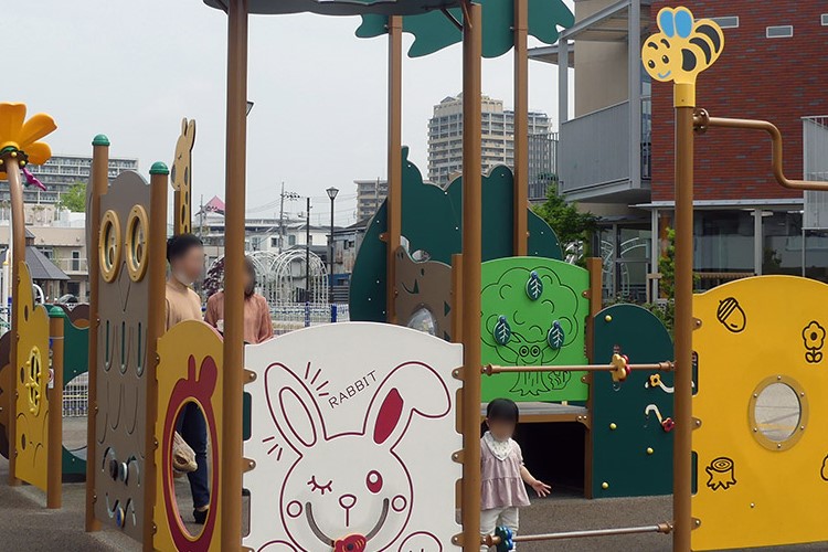 荒川区立宮前公園の総合遊具の様子