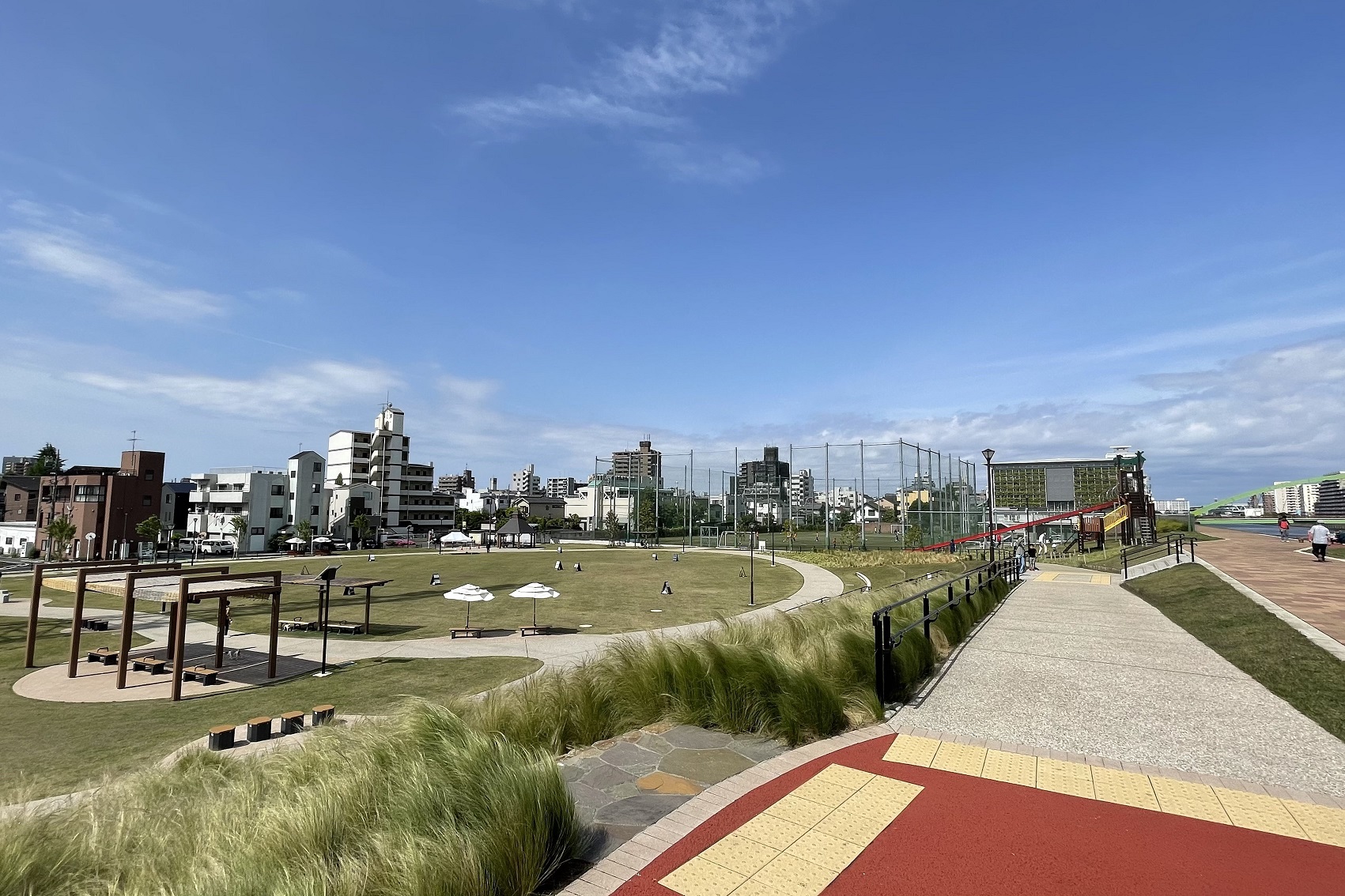 荒川区立宮前公園の堤防と多目的広場の様子