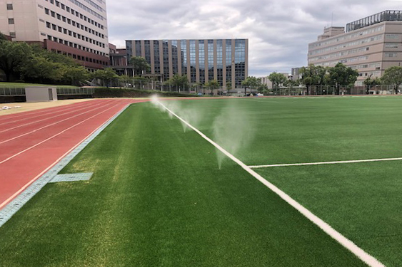 九州産業大学グラウンドのミストの写真