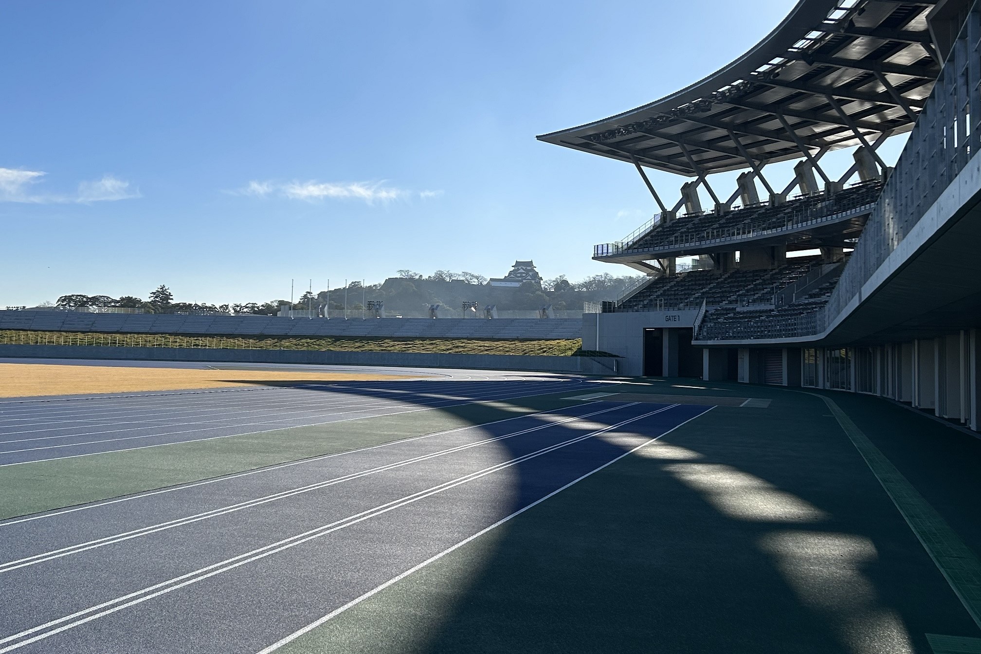 彦根城にほど近い、彦根総合スポーツ公園内にある、日本陸連第1種公認、世界陸連（WA）クラス2認証の陸上競技場