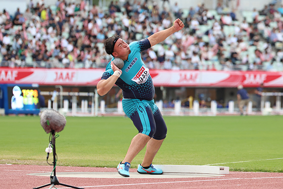ユニフォーム着用の村上輝選手の競技中の様子