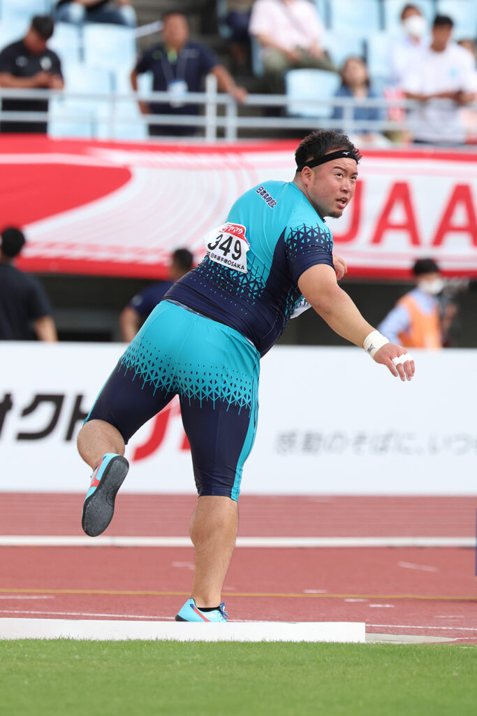砲丸投げをする村上選手