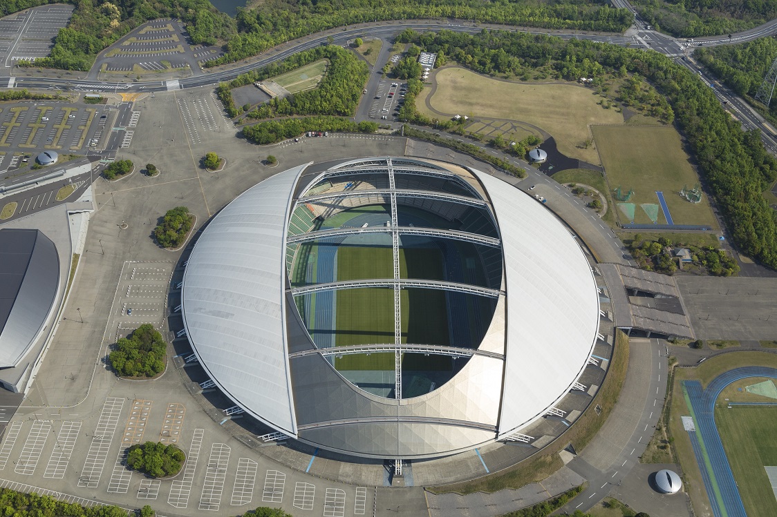 屋根付きサッカースタジアムの空撮