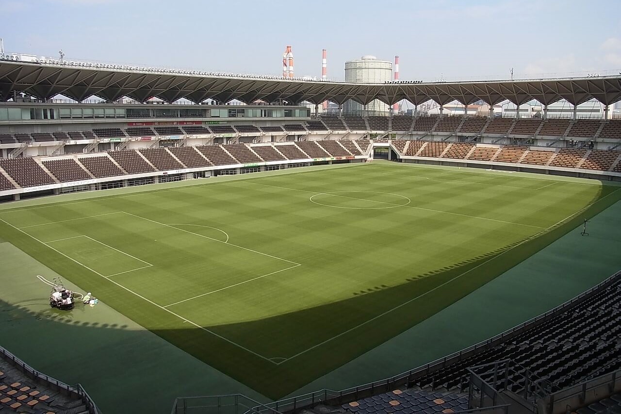 しま模様に整備されたサッカーピッチ