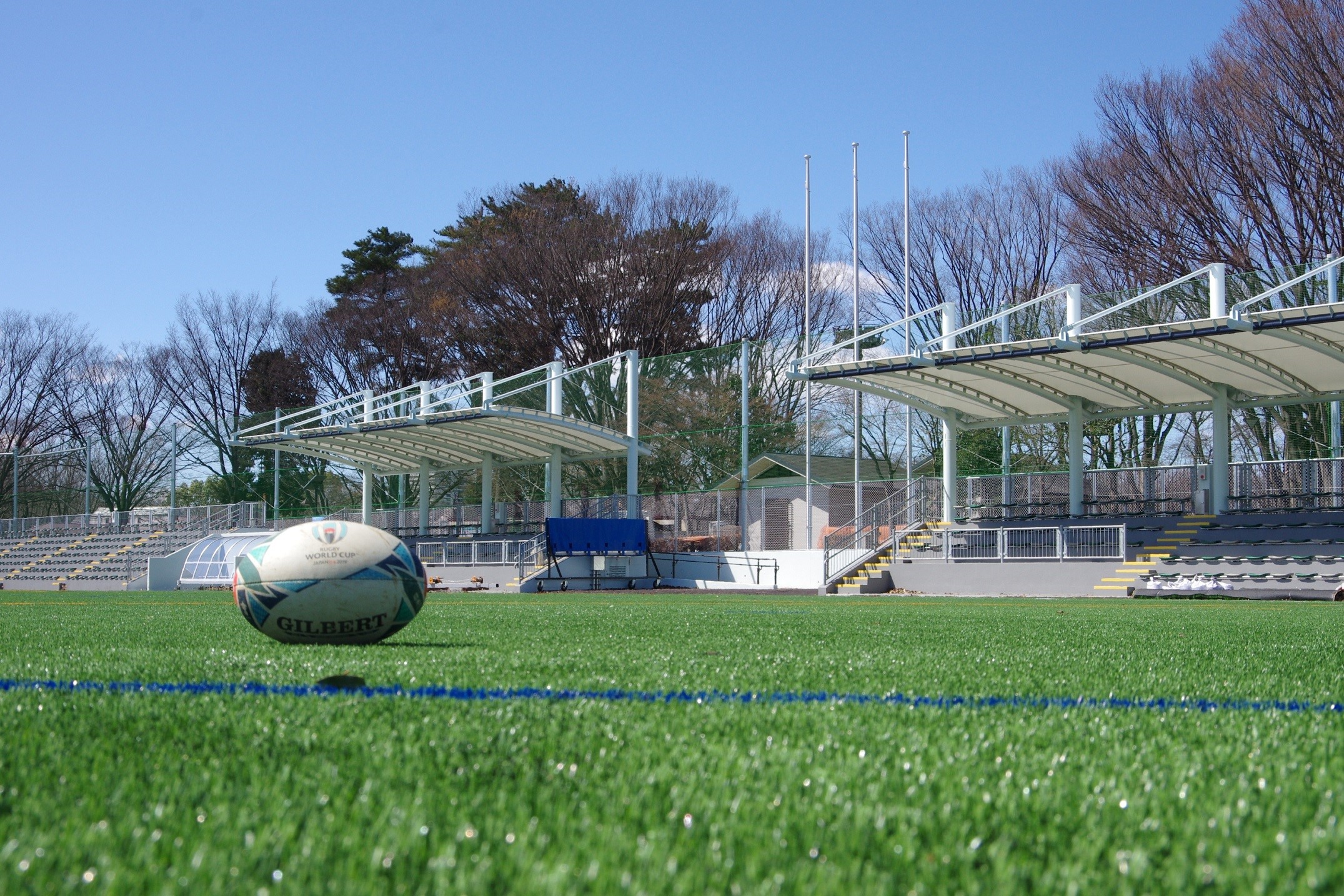 府中の森公園施設改修工事で整備された人工芝のサッカー・ラグビー・ホッケー場とラグビーボール