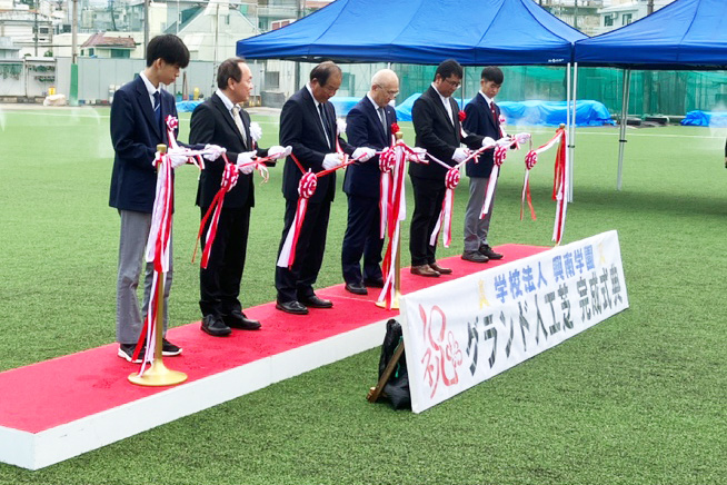 興南中学校・高等学校野球グラウンド人工芝化工事の竣工式の様子