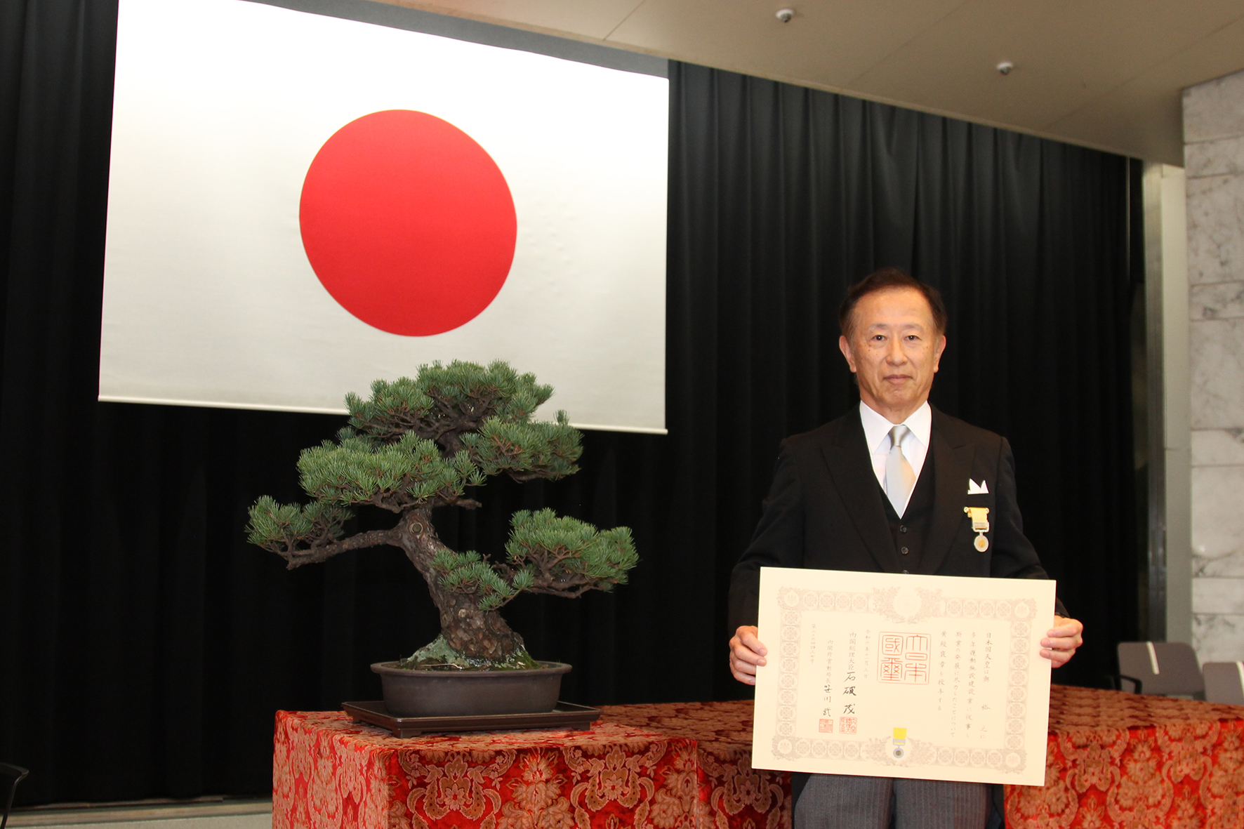 代表取締役会長・奥裕之の黄綬褒章の受章写真