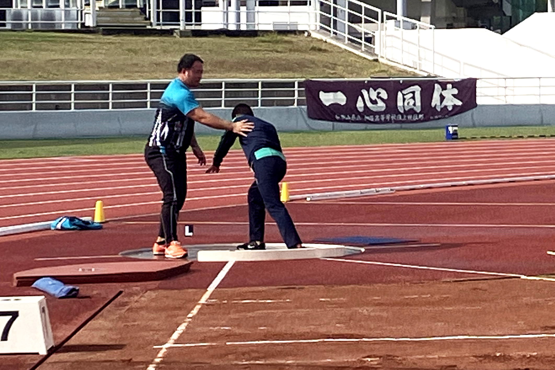 陸上競技教室で砲丸投の指導を行う村上輝選手