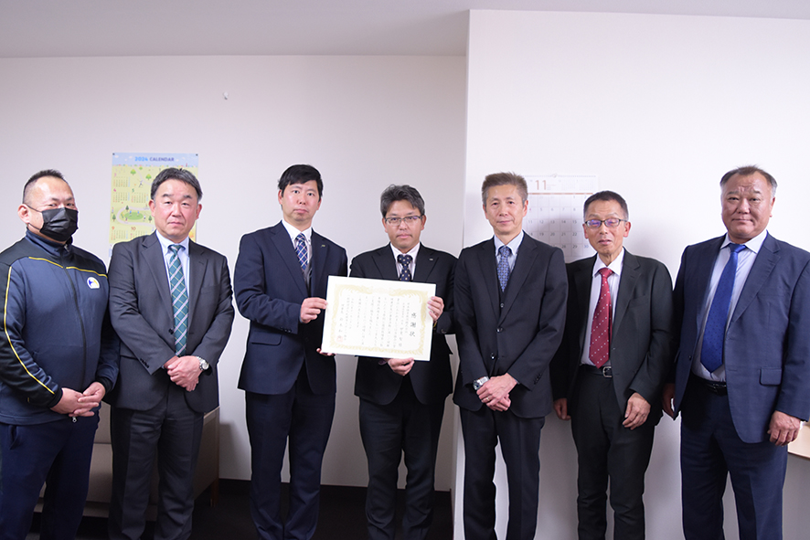 札幌市スポーツ協会より感謝状を拝受した際の関係者集合写真
