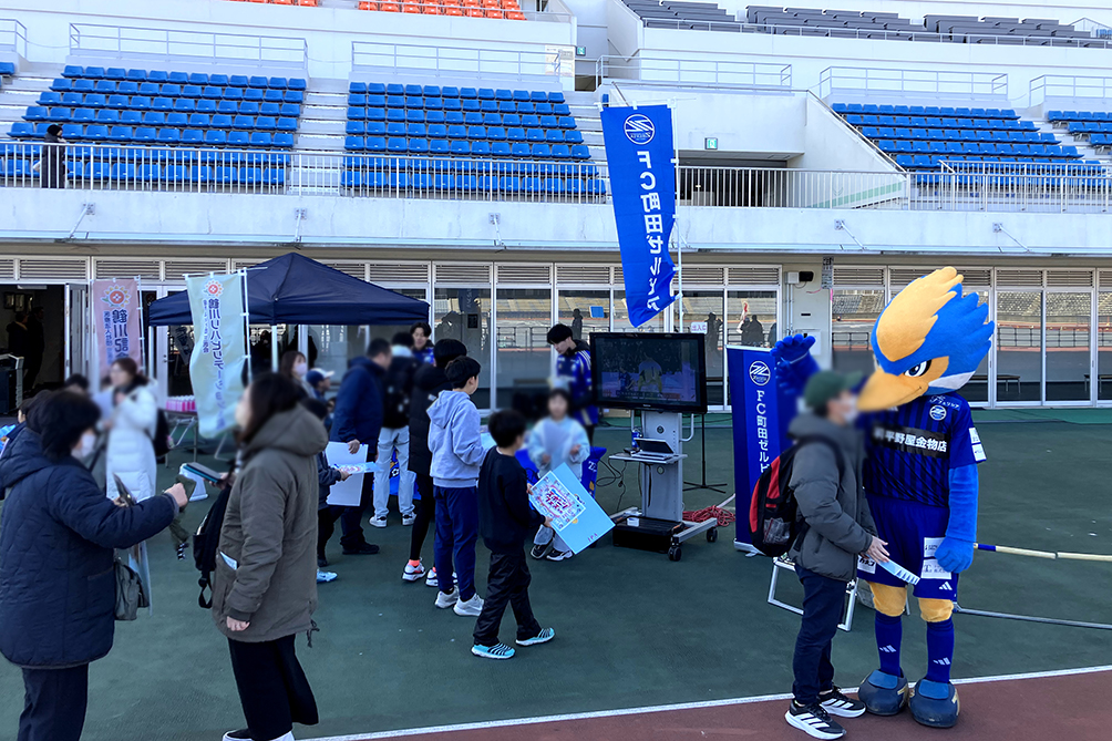 FC町田ゼルビアのブースに来場したマスコットキャラクター「ゼルビー」の様子