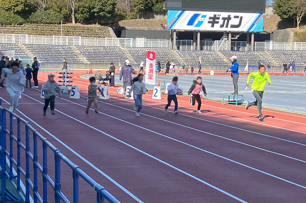 町田GIONスタジアムで行われた50m走に参加する子どもたちの様子