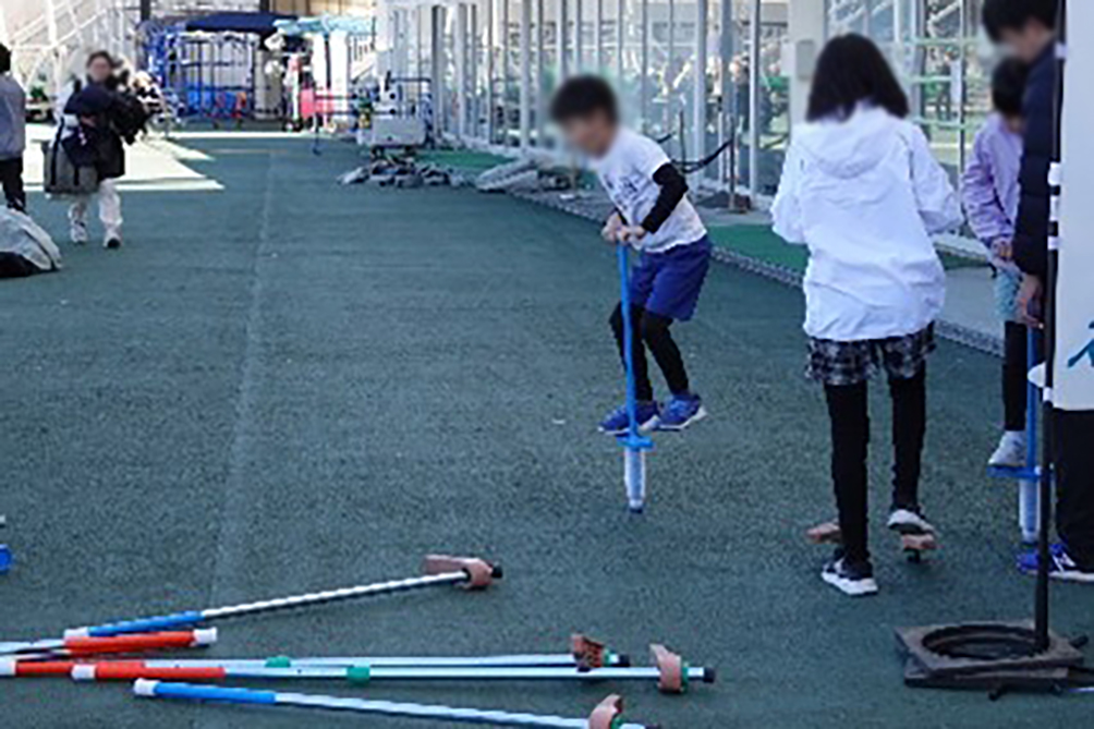ホッピングなどの遊具体験を楽しむ子どもたちの様子