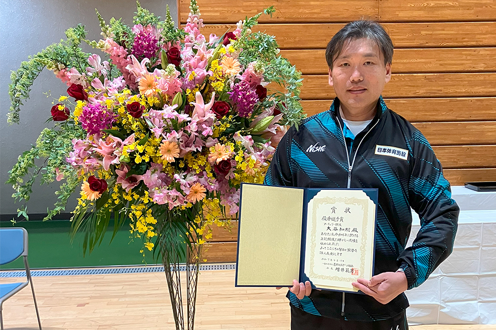 賞状を持つ大谷選手