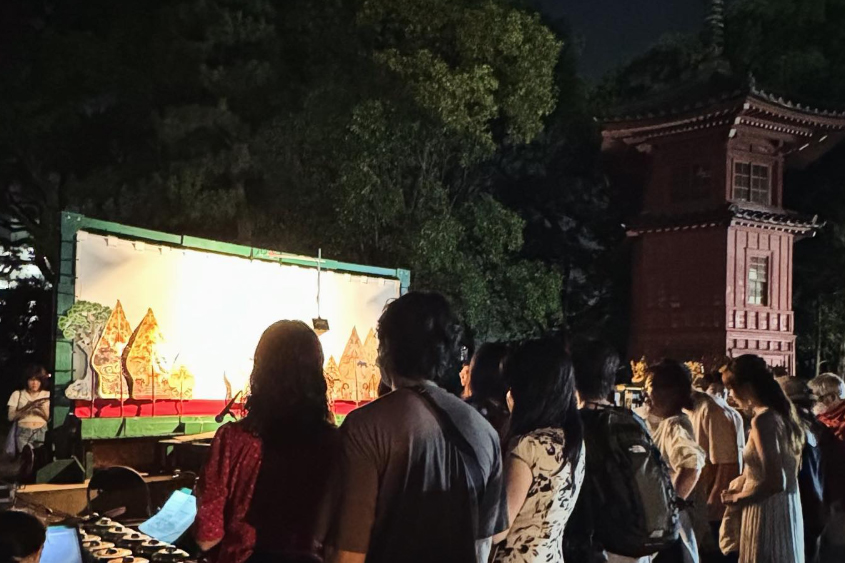 屋外ステージでの影絵劇上演の様子