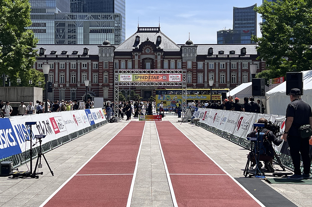 東京駅前に設置された30m走路の様子