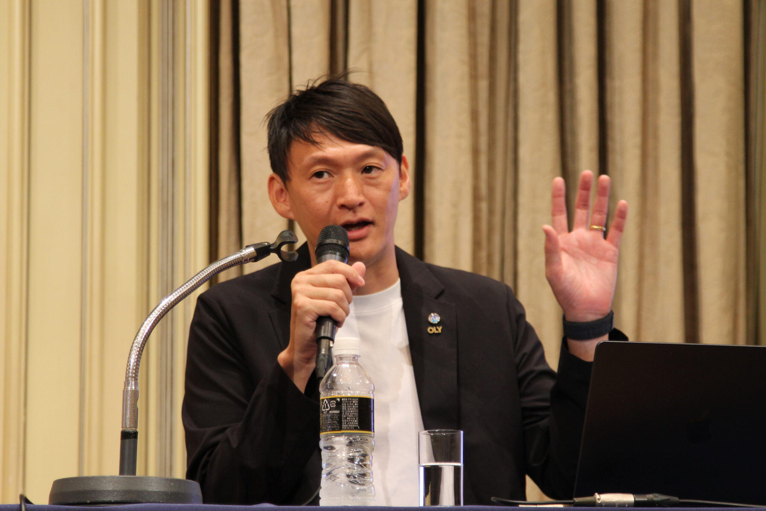 陸上競技指導者・解説者 髙平慎士氏が講演している様子
