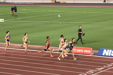 日本選手権混成競技で800mを走る饗庭奈々美選手
