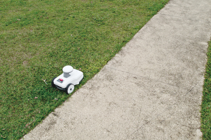 芝生と舗装の境界を認識して走行する芝刈りロボットのイメージ