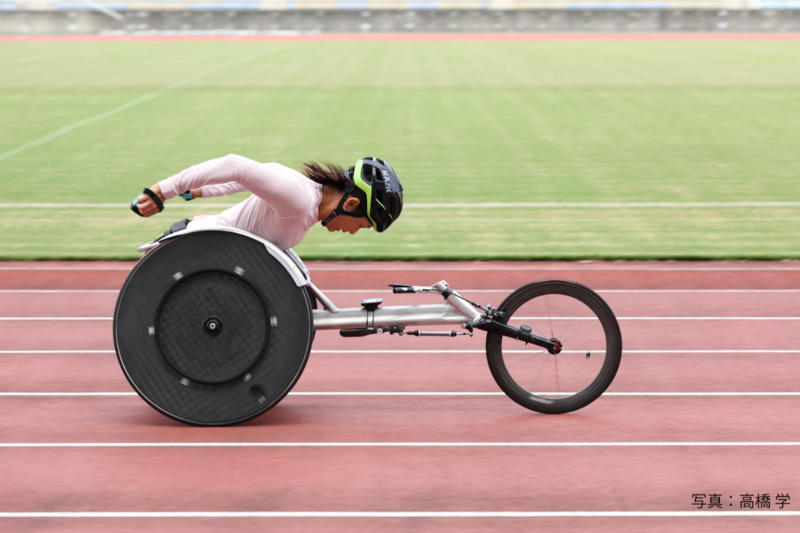 競技用車いすで走る瀧村選手