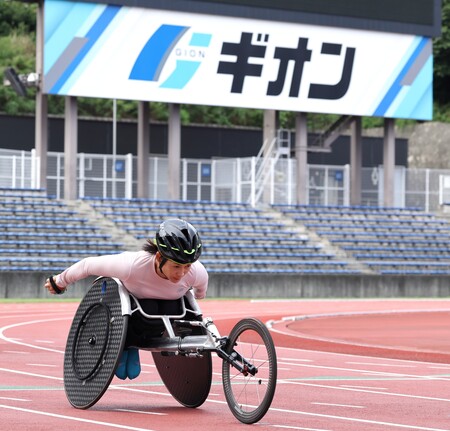 町田GIONスタジアムで車いすで走る瀧村和美選手の様子