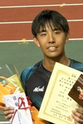 賞状を持つ竹川選手
