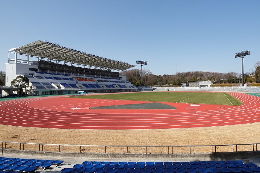 町田市立野津田公園の陸上競技場と観客席