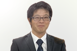 人工芝工事のスペシャリストとして登場した大坪チームリーダー