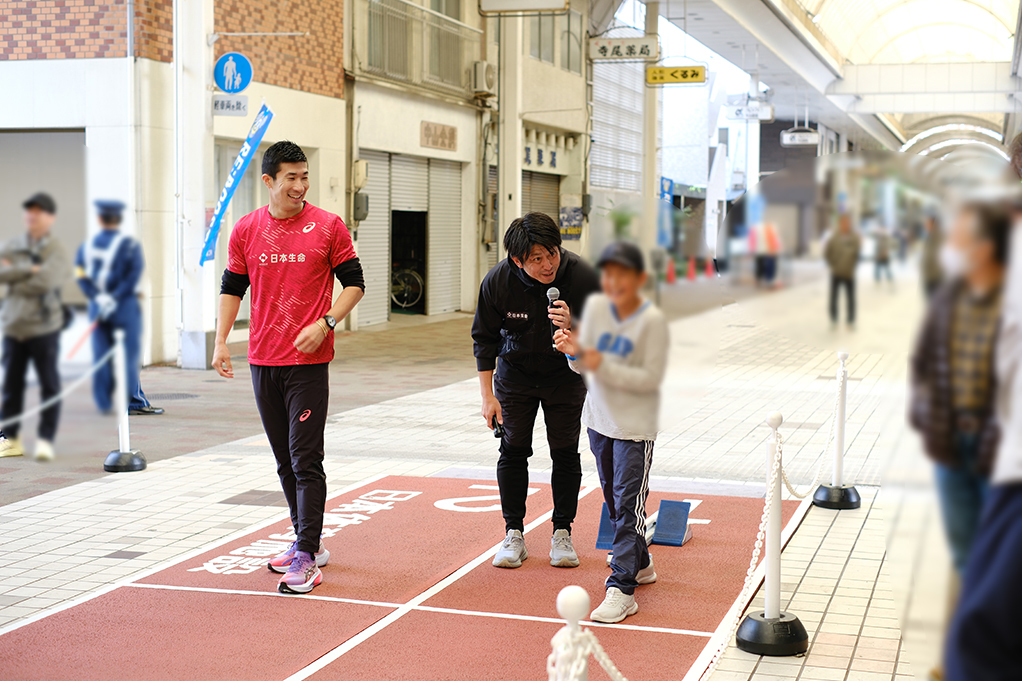 商店街で行われたランニングセッションの様子