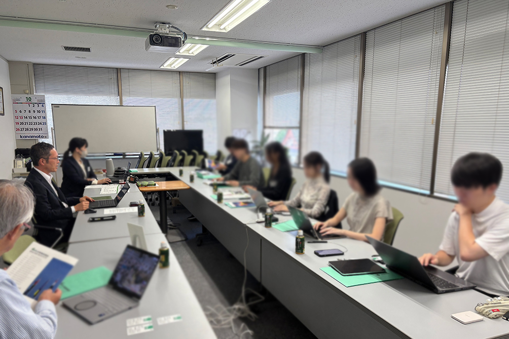 学生からの質問に答える代表取締役社長の越後氏の写真
