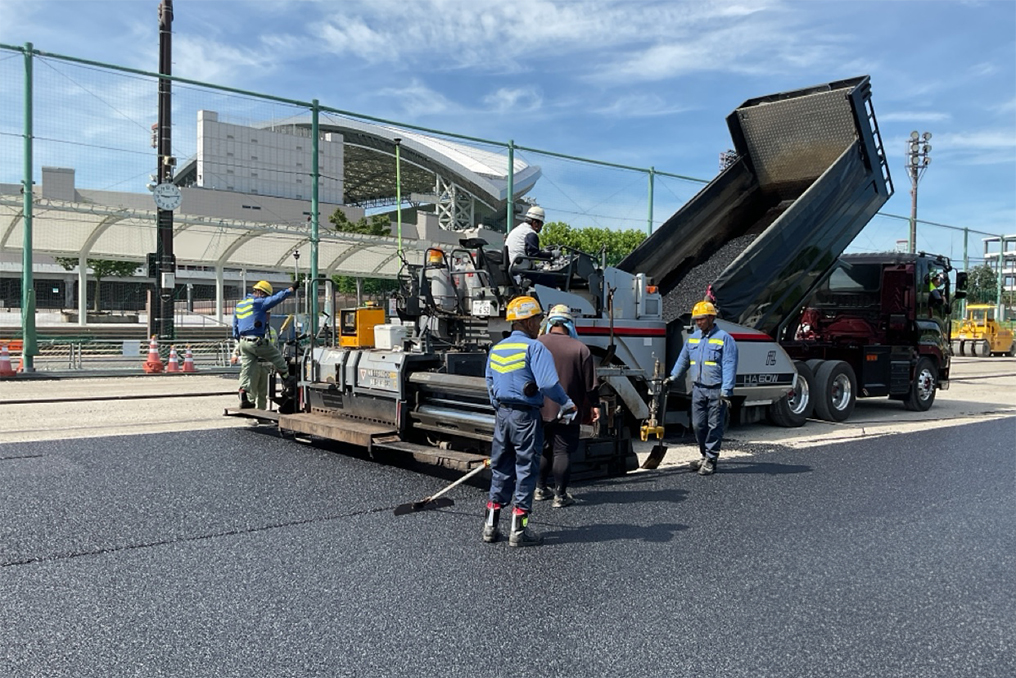 アスファルト舗装施工の様子