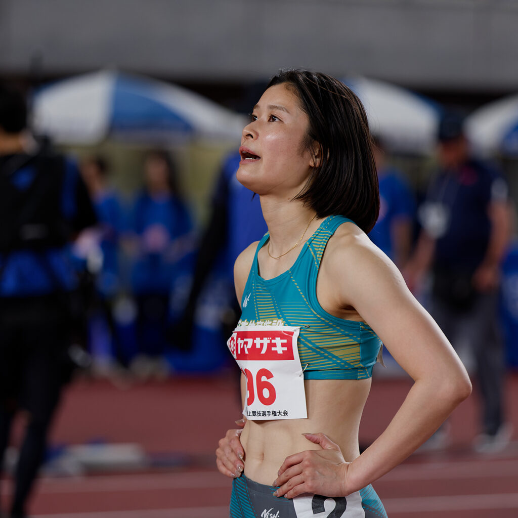試合後に記録を眺める小宮選手