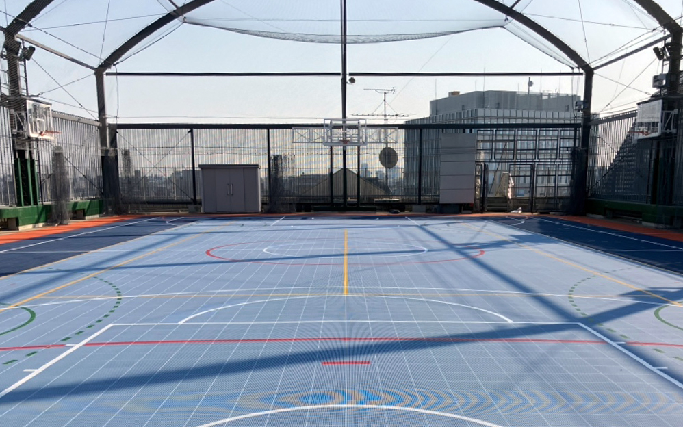 青色の屋上運動空間