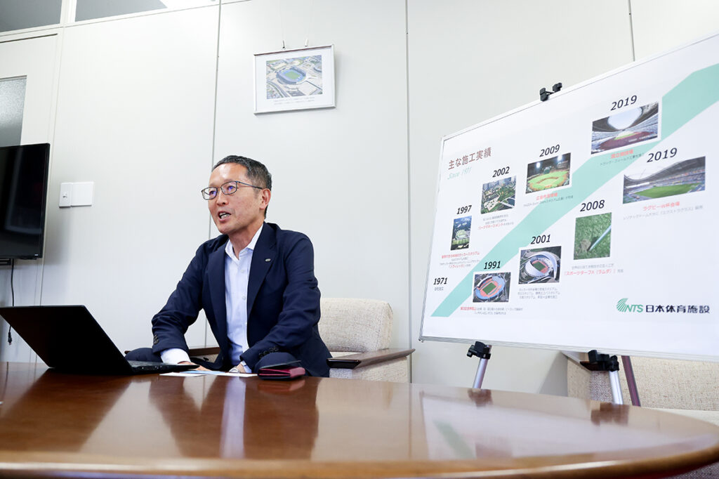応接スペースで取材を受ける越後社長