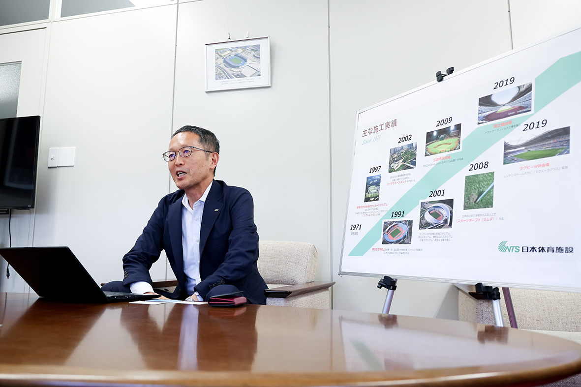 応接スペースで取材を受ける越後社長