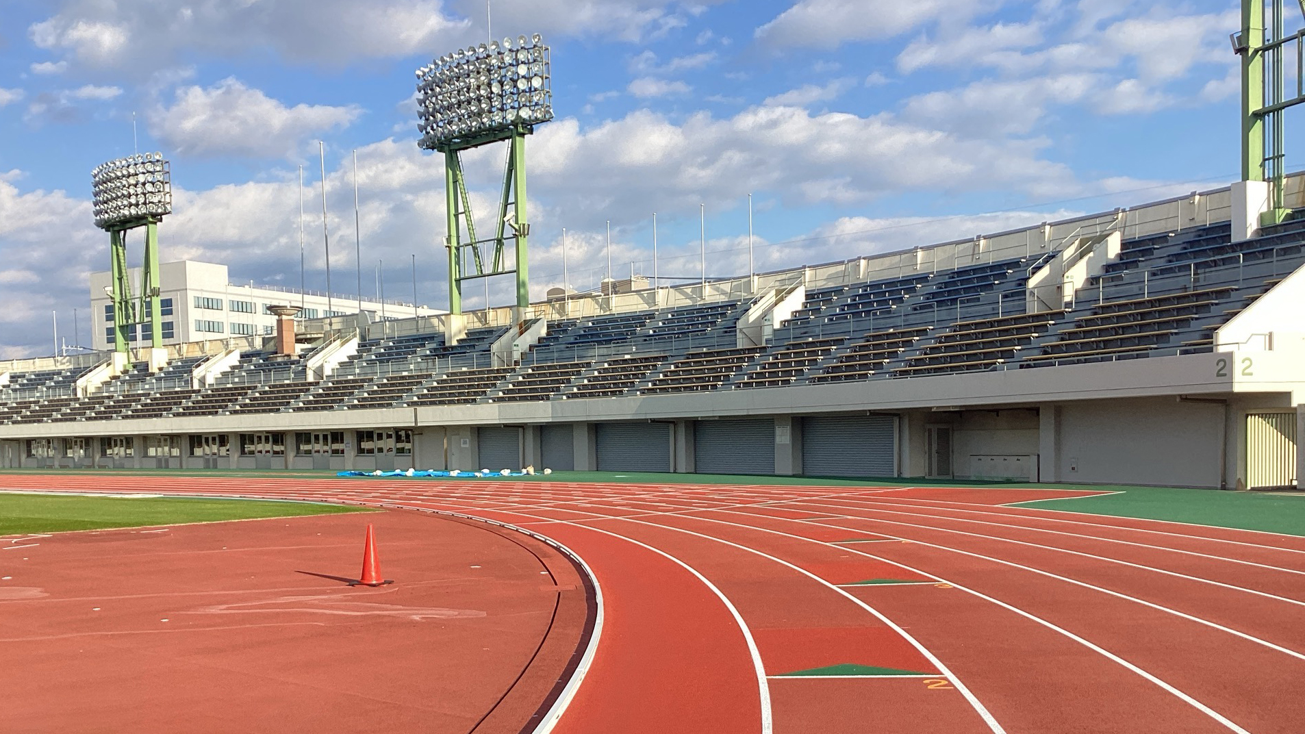 奥にスタンド席が見える陸上競技場走路