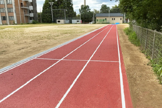 赤の全天候走路
