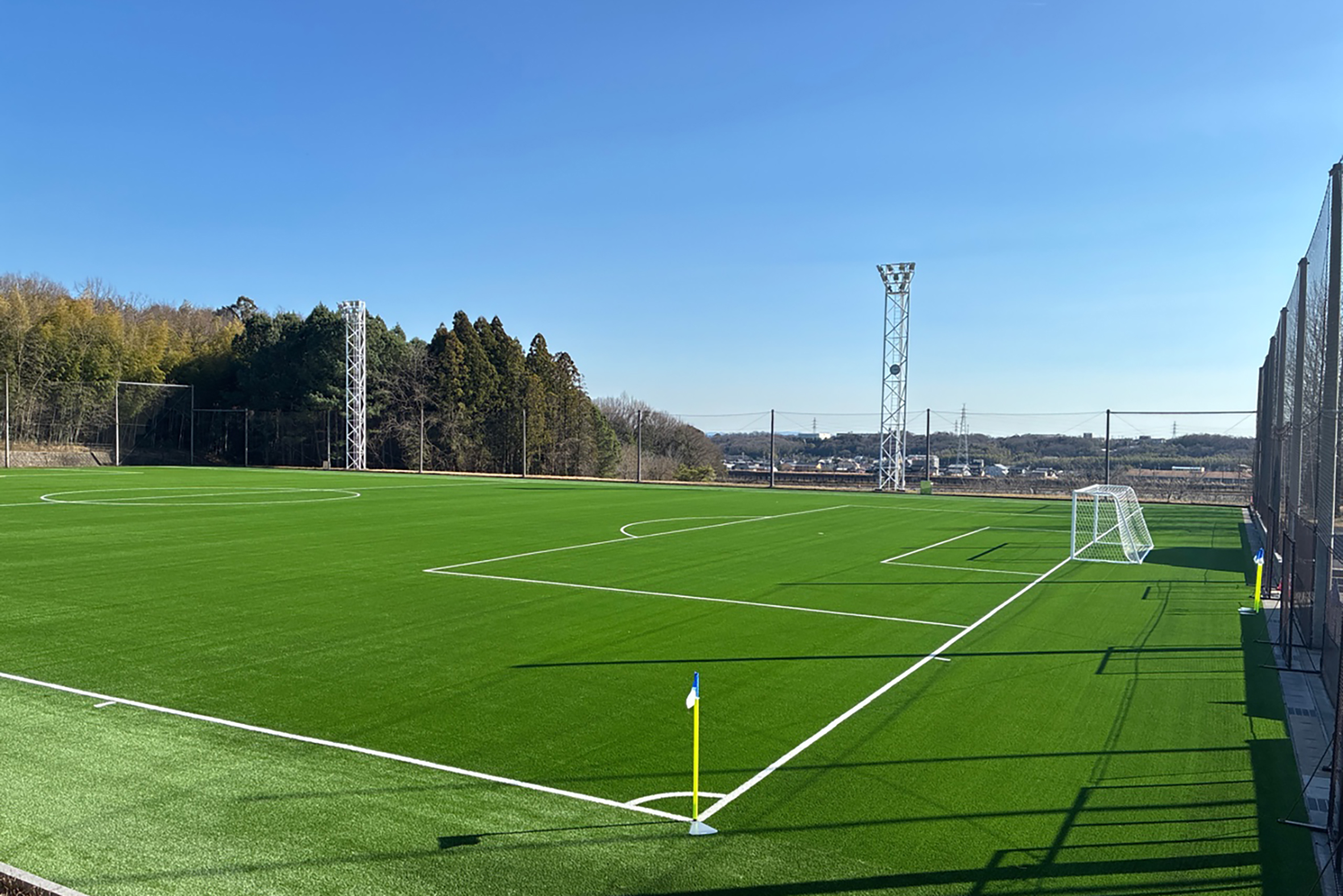 快晴の空とサッカー場